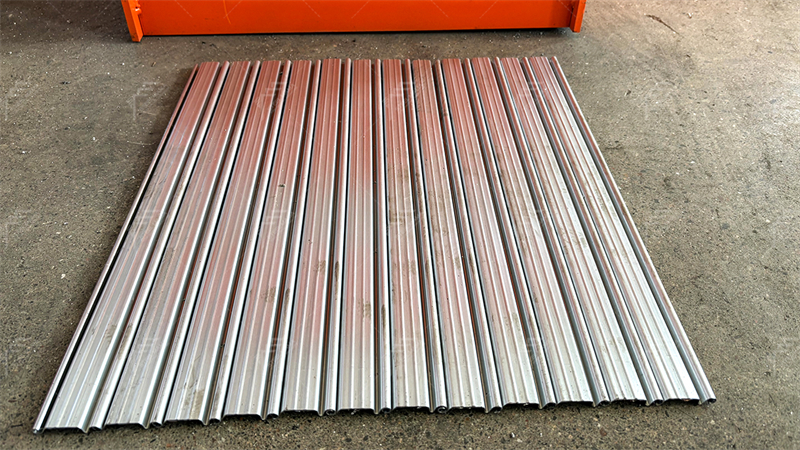 Ligne de fabrication de lames pour tablier de volet roulant Ligne de fabrication de lames pour tablier de volet roulant