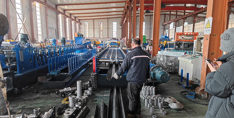 Ligne de profilage pour glissières de sécurité Ligne de profilage pour glissières de sécurité