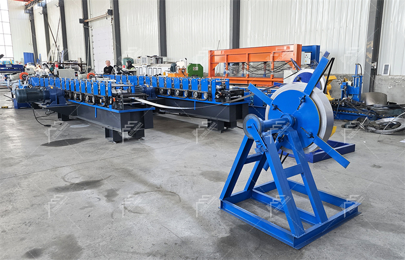 Machine de fabrication de tuyaux en acier