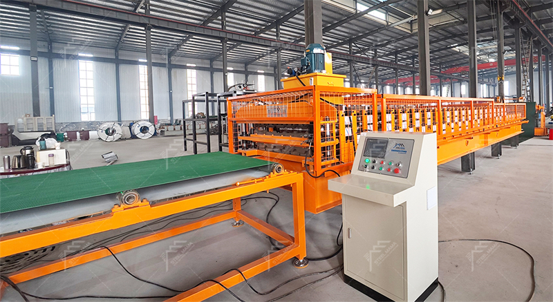 Usine de formage de panneaux de toiture double couche