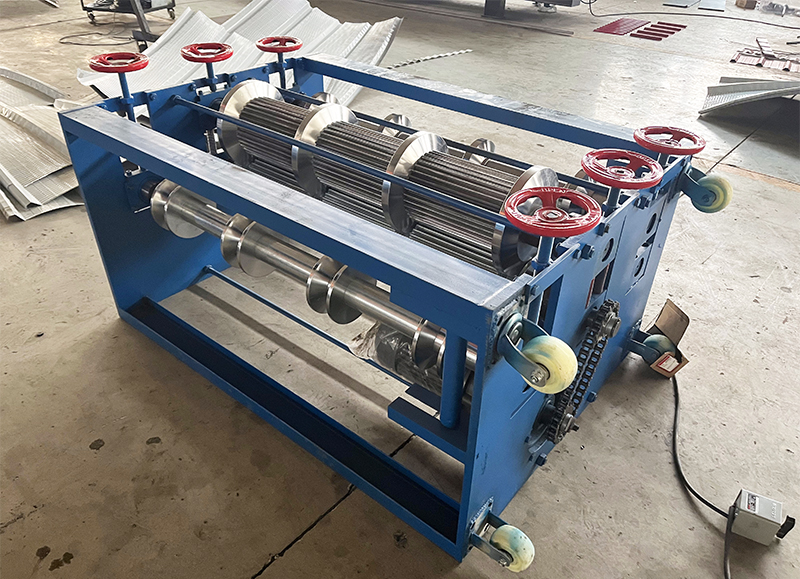 Cintreuse de panneaux de toiture