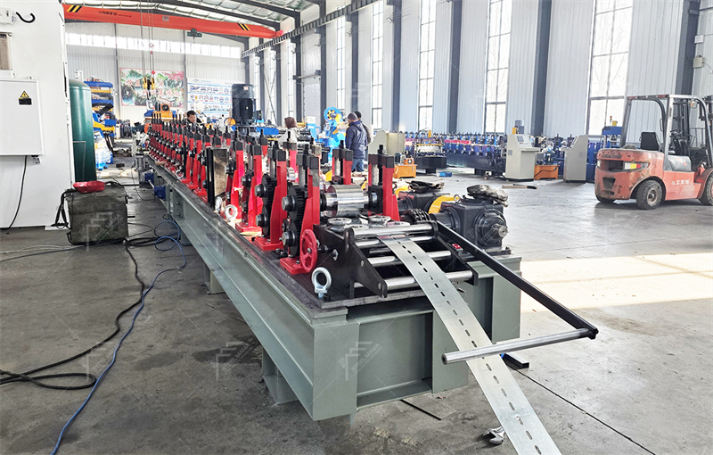 Profiling line for photovoltaic profiles