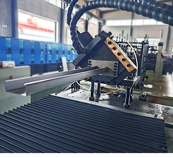 machine pour Profileuse pour profilés en c