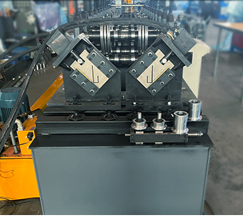 Machine pour lisses de bardage métallique