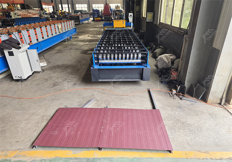 Machine &agrave; panneaux muraux