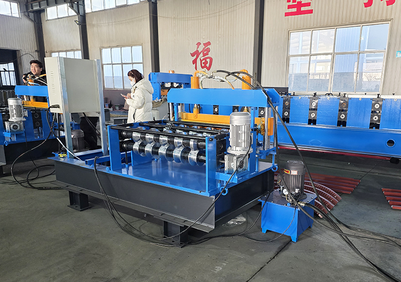 Profileuse pour toiture m&eacute;tallique