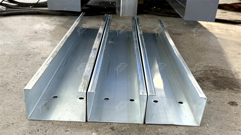 Machine de formage de pannes en acier en C pour profil&eacute;s en acier