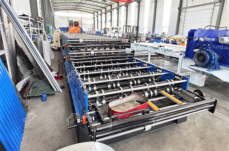 Machine de fabrication de tuiles &agrave; trois couches