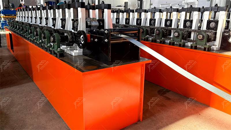 Profileuse pour volet roulant de porte