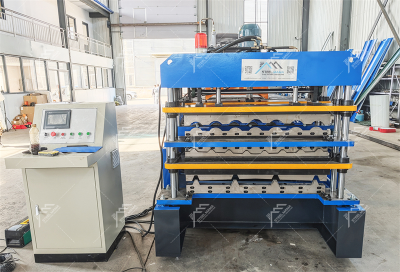 Machine de fabrication de panneaux de toiture &agrave; trois couches