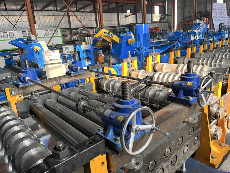 profileuse de t&ocirc;les pour silos &agrave; grains