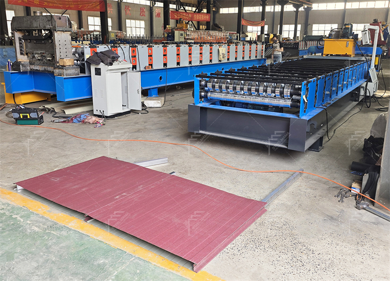 Profileuse &agrave; froid pour panneaux muraux