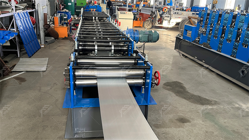 Machine de formage de profil&eacute;s en acier en C