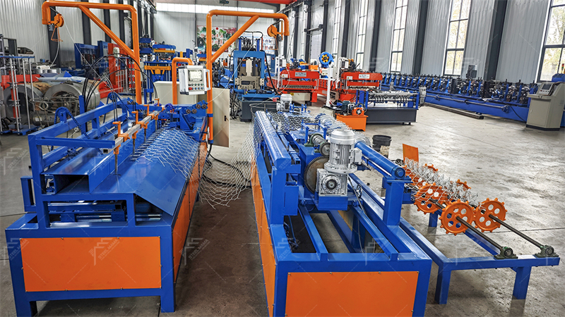 Machine &agrave; treillis m&eacute;tallique enti&egrave;rement automatique