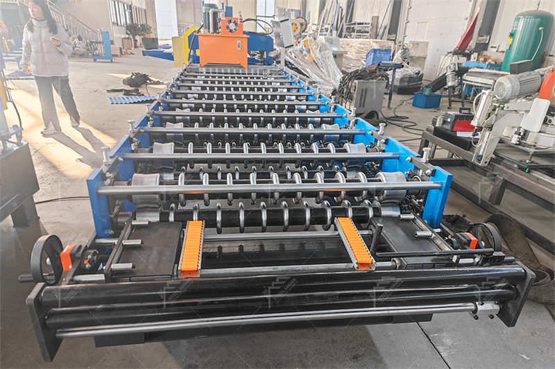 Machine de formage de t&ocirc;le ondul&eacute;e