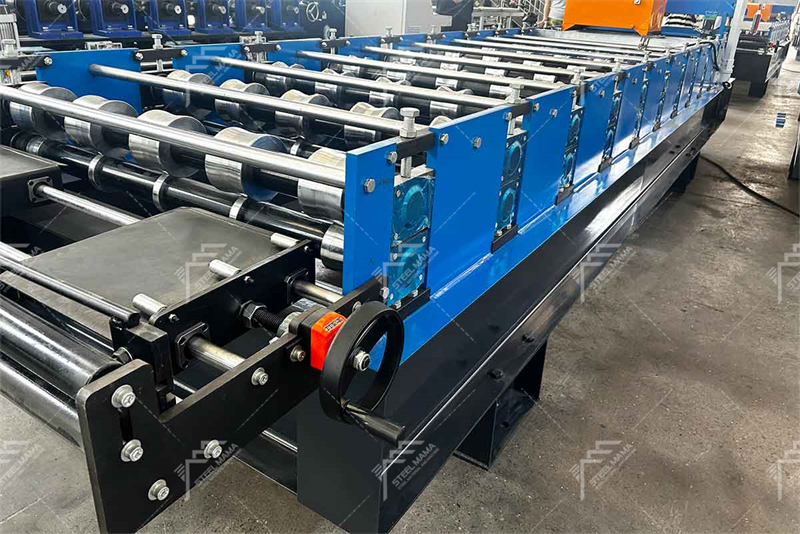 Machine de fabrication de t&ocirc;les de toiture