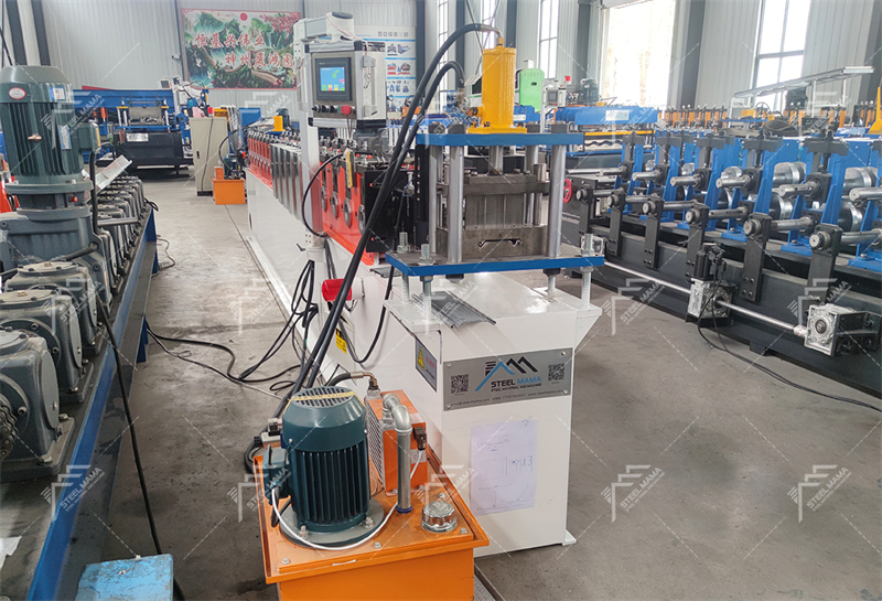 Machine de profilage enroul&eacute; pour porte de volet roulant