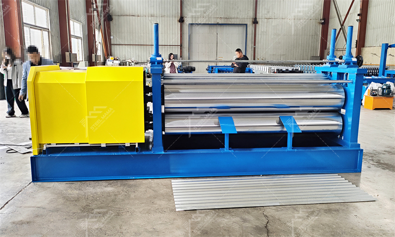 Machine de formage de rouleaux de t&ocirc;le ondul&eacute;e