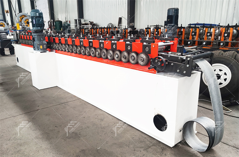 Machine de formage de rouleaux de portes &agrave; volets 