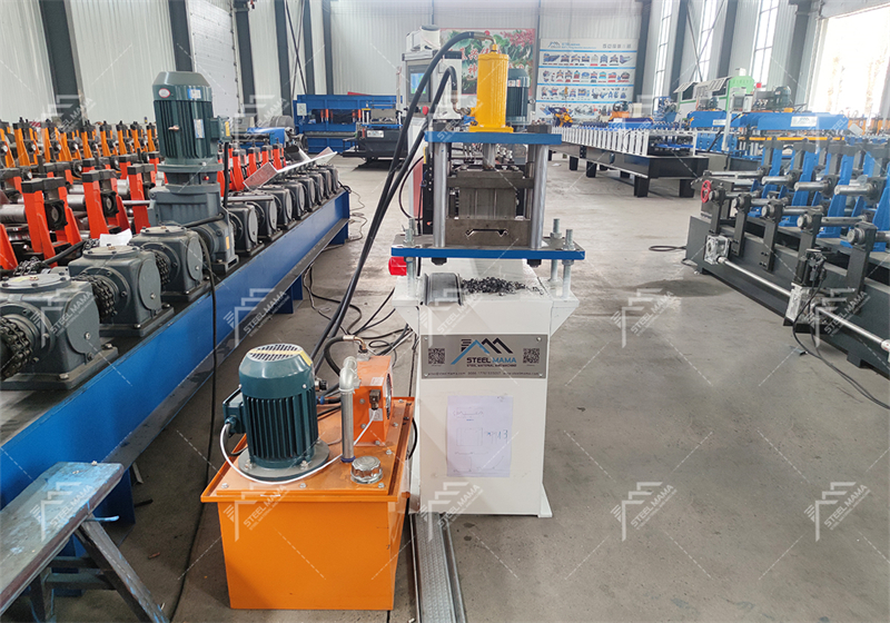 Machine de formage &agrave; froid pour cadre de porte roulante
